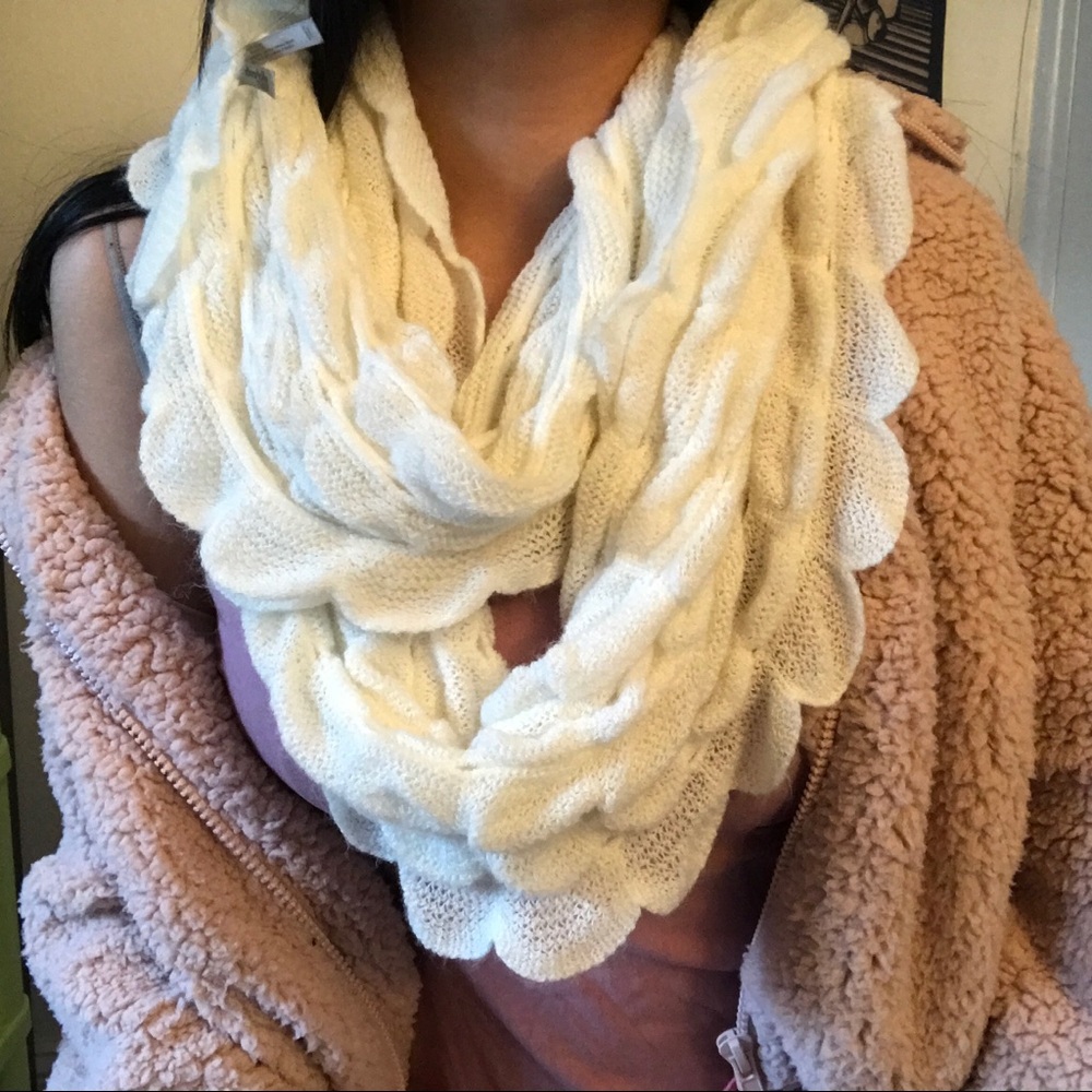 White Scallop Scarf πΌπ»ππ - Picture 2 of 6
